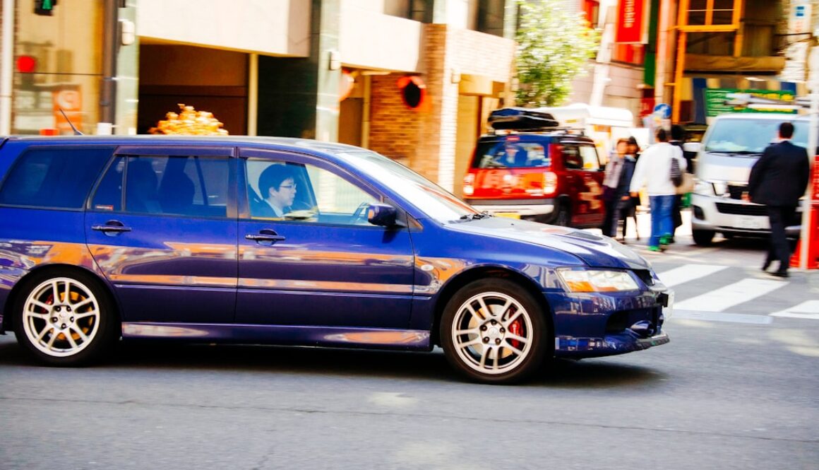 Jakie są różnice w budowie rajdowego Mitsubishi Lancera Evo a standardowego