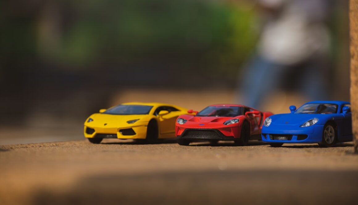 Jakie są podstawowe różnice między rajdami a wyścigami samochodowymi