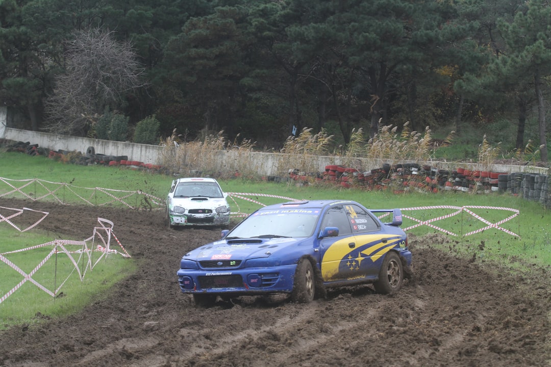 Mistrzowie kierownicy w rajdach terenowych - poznaj najnowsze techniki jazdy