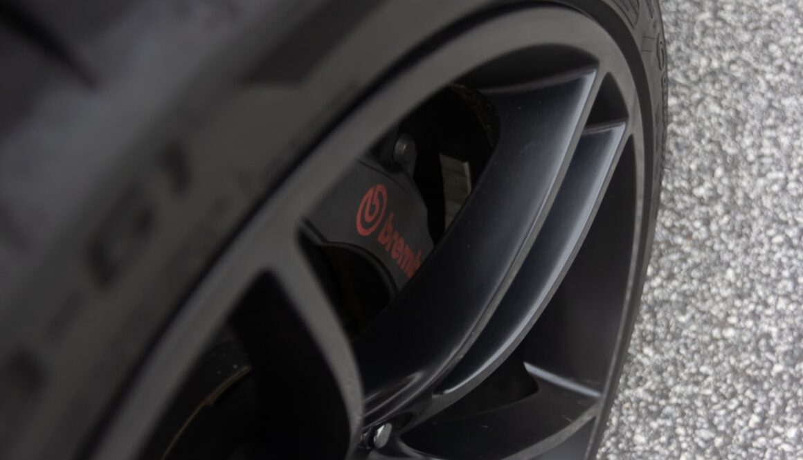 Jak działają układy hamulcowe w rajdowych samochodach i jak je serwisować