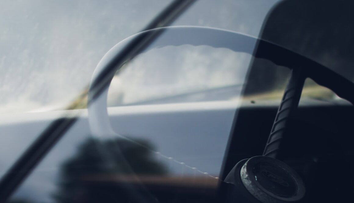 Z czego składa się załoga rajdowa i jaka jest rola pilota w samochodzie