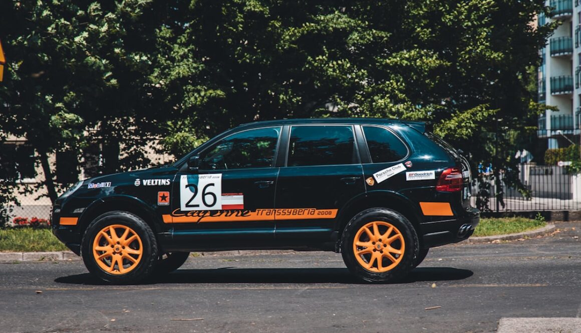 Jakie są podstawowe zasady startu w rajdach samochodowych dla amatorów